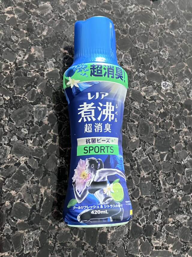 レノア煮沸レベル超消臭抗菌ビーズ、Sportsのボトルの写真。420mlで日本で購入したもの。洗濯槽に直接投入するタイプで、毎日の洗濯に使用している。